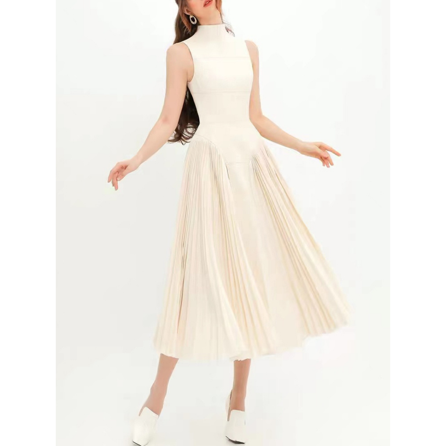 Crew Neck Sleeveless Midi With a Pleated Skirt