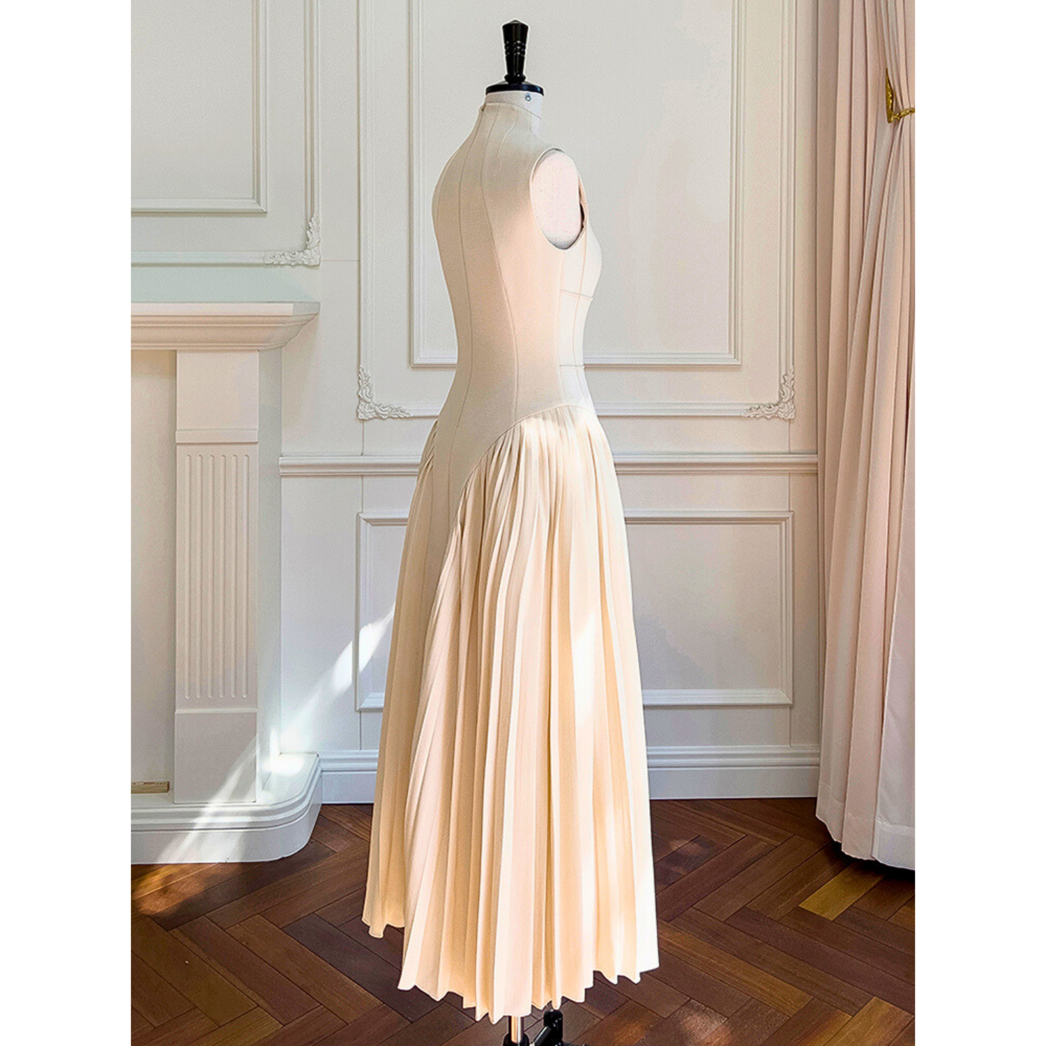 Crew Neck Sleeveless Midi With a Pleated Skirt